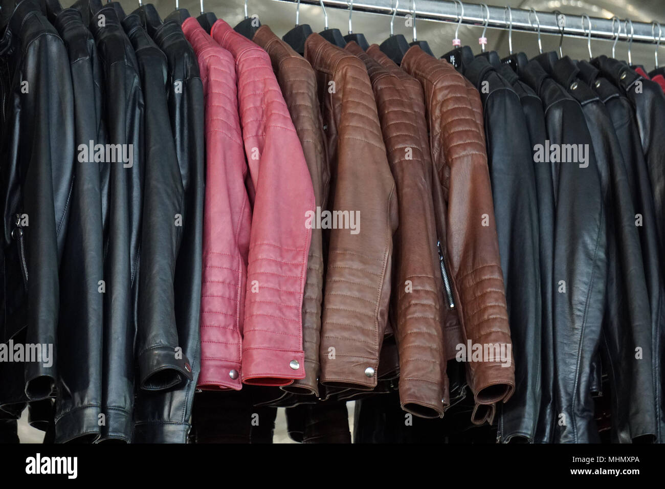 Chaquetas de cuero en la pantalla para la venta en el mercado de fabricación  Fotografía de stock - Alamy