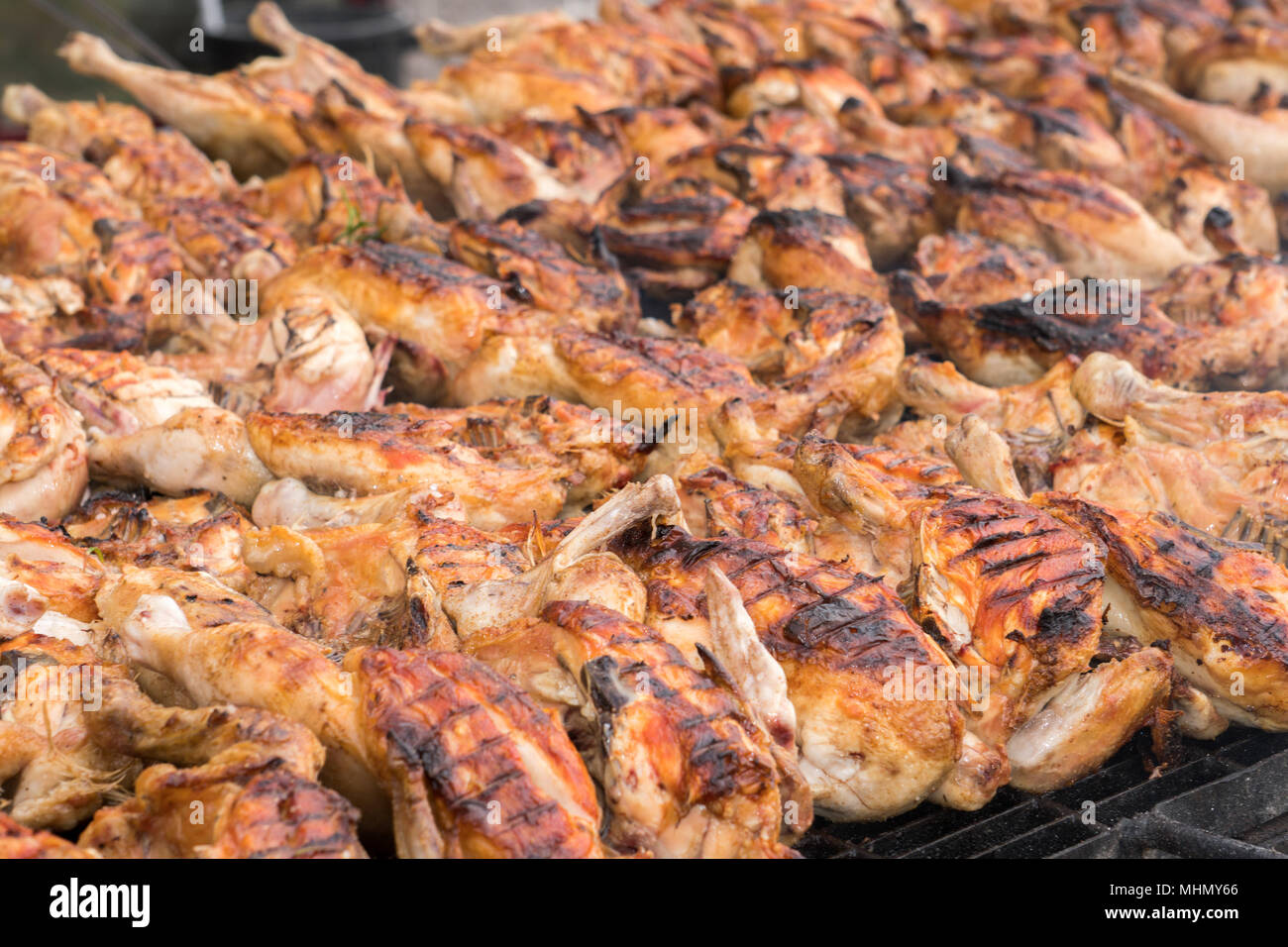 Muchos pollos asados a la parrilla en la barbacoa detalle Fotografía de  stock - Alamy