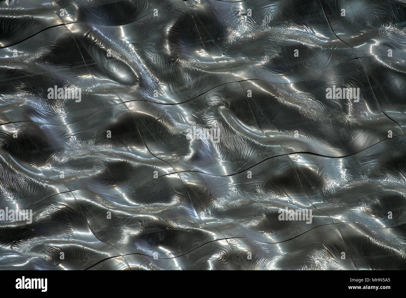 Metal líquido agitando la textura de fondo de techo techo plateado  Fotografía de stock - Alamy