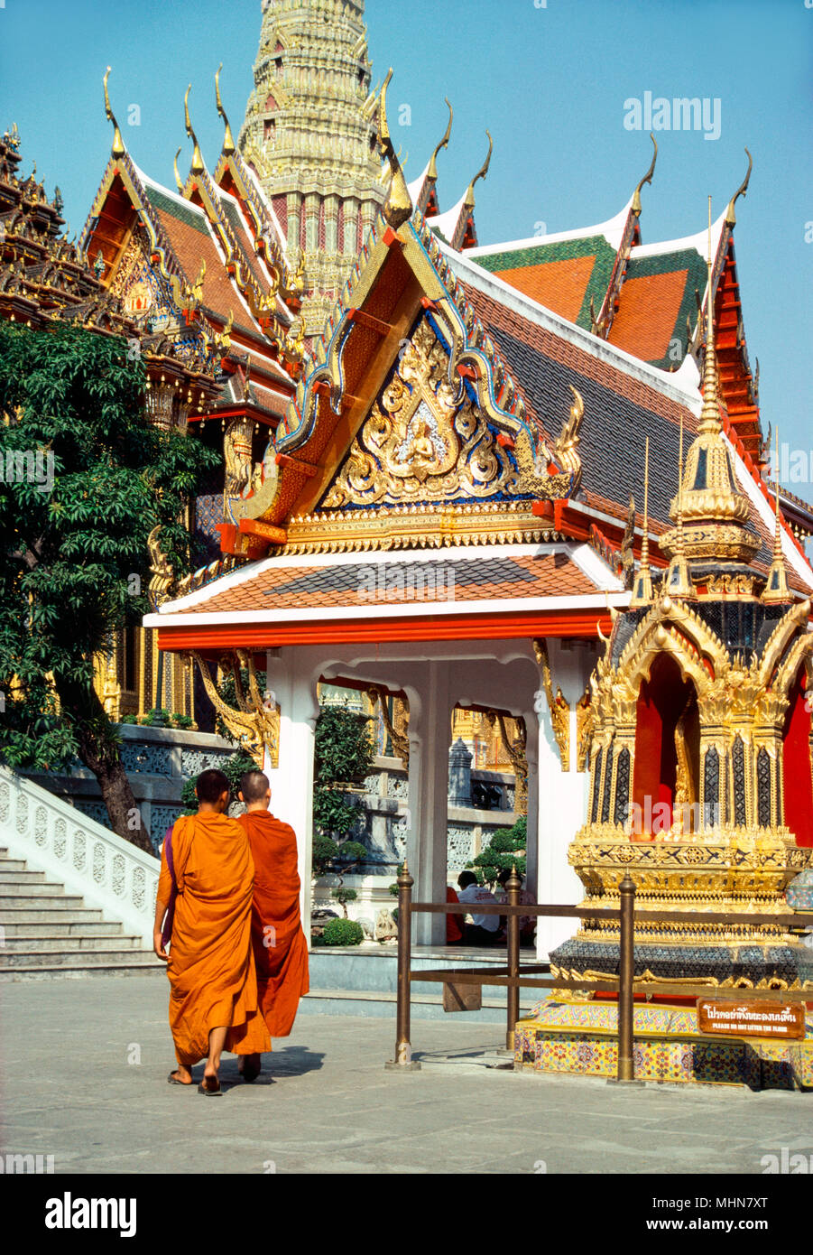 Bangkok, Tailandia; Wat Phra Kaew con monjes budistas Foto de stock