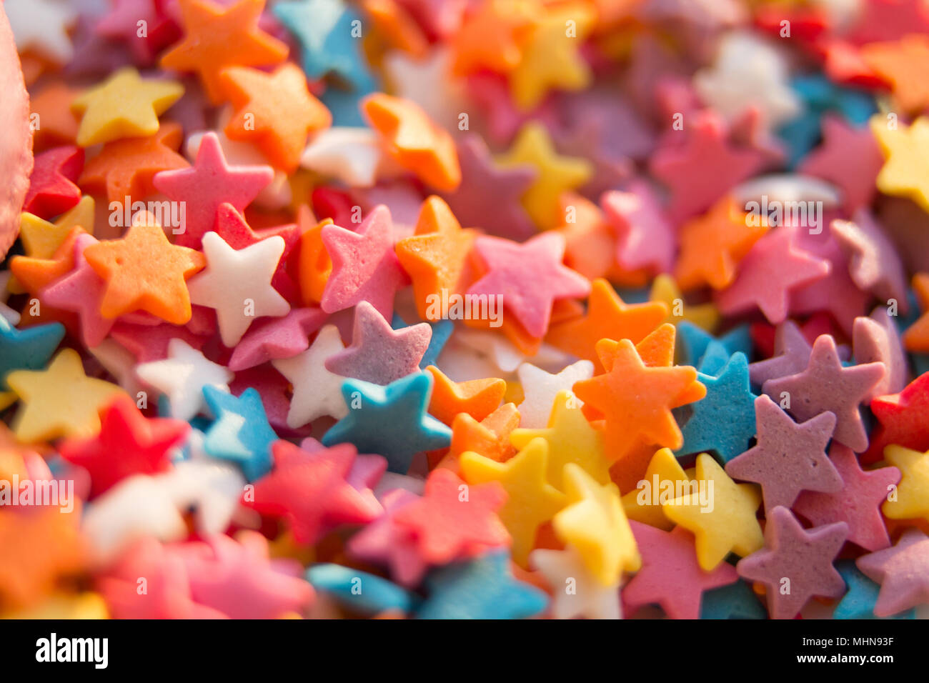 Colorido recubrimiento estrellas de azúcar como fondo bokeh Würth Foto de stock