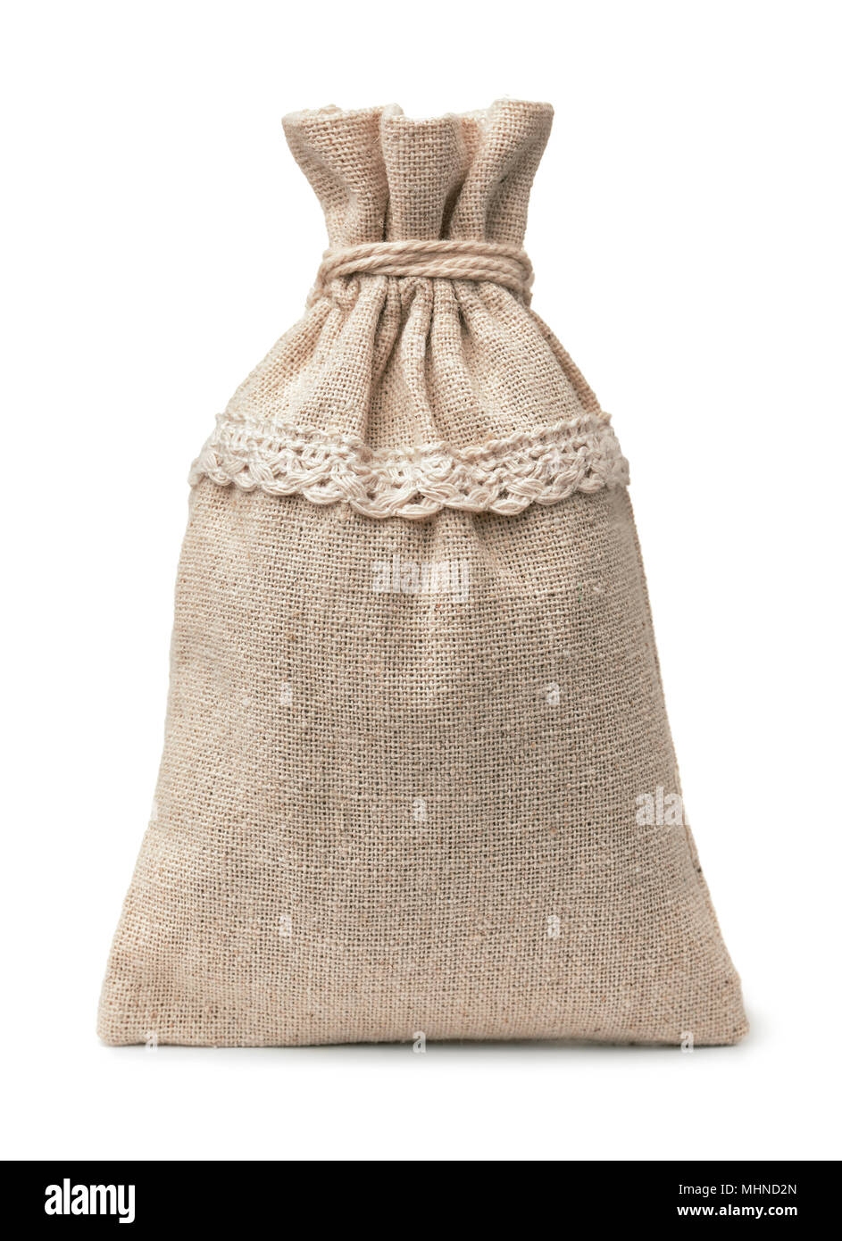 Vista frontal de los pequeños sacos de arpillera en blanco aislado en blanco Foto de stock