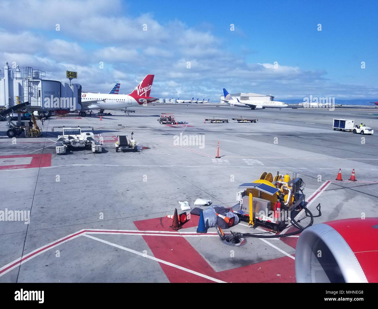 Aviones, incluidos varios aviones de Virgin America, sobre el asfalto en el Aeropuerto Internacional de San Francisco (SFO), San Francisco, California, 13 de septiembre de 2017. () Foto de stock