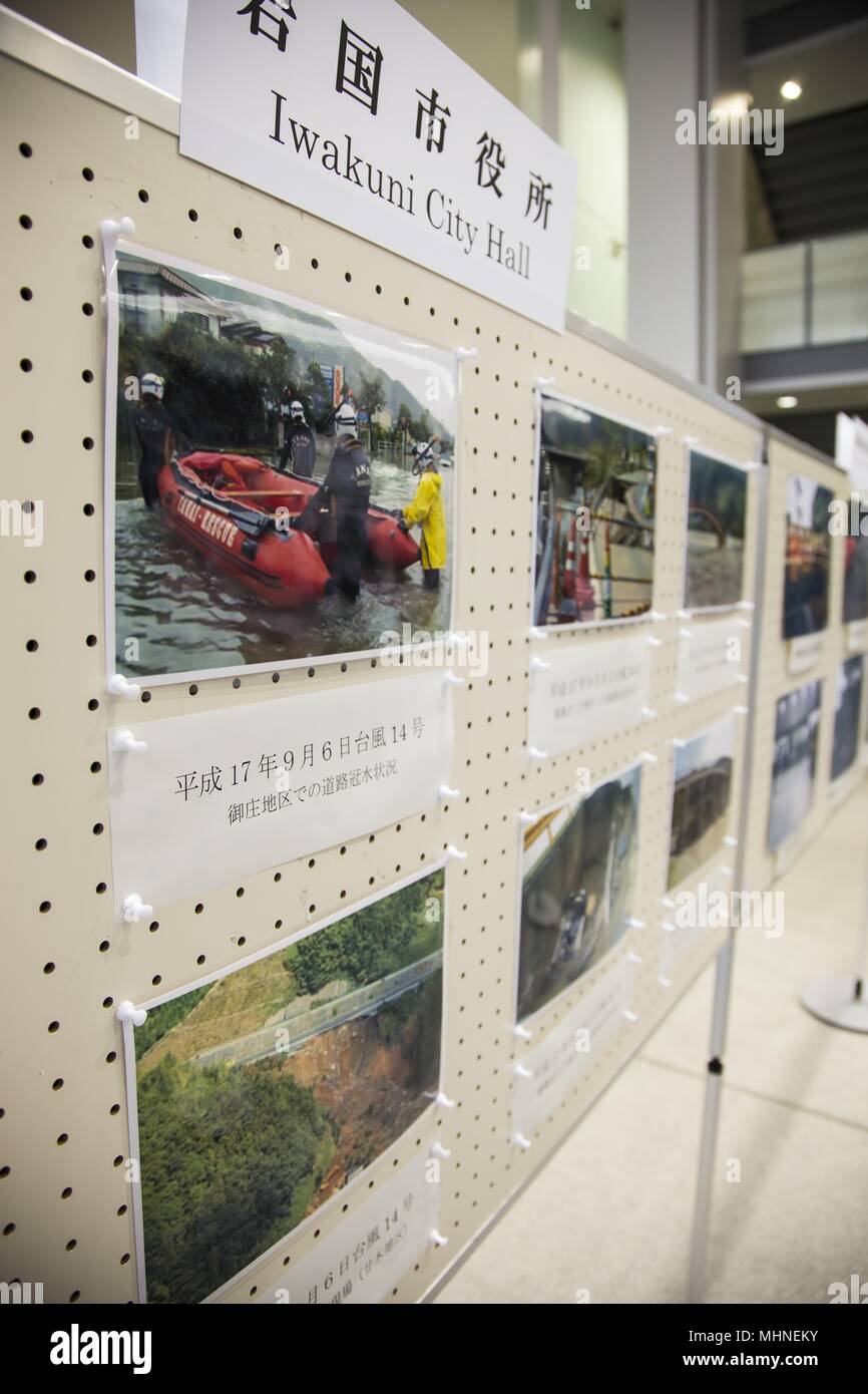 Una placa fotográfica se muestra en la ciudad de Iwakuni, Japón, 23 de abril de 2018, 23 de abril de 2018. Cada imagen describe los esfuerzos de socorro después de la destrucción del norte de Kyushu, lluvias torrenciales lluvias torrenciales, Hiroshima o el terremoto de Kumamoto. Destacó los esfuerzos de la Fuerza de Autodefensa de Japón, los departamentos de policía, bomberos, voluntarios y las fuerzas de los EE.UU. Japón personal involucrado en la restauración. (Ee.Uu. Foto del Cuerpo de Infantería de Marina por el Sargento. William Faffler). () Foto de stock