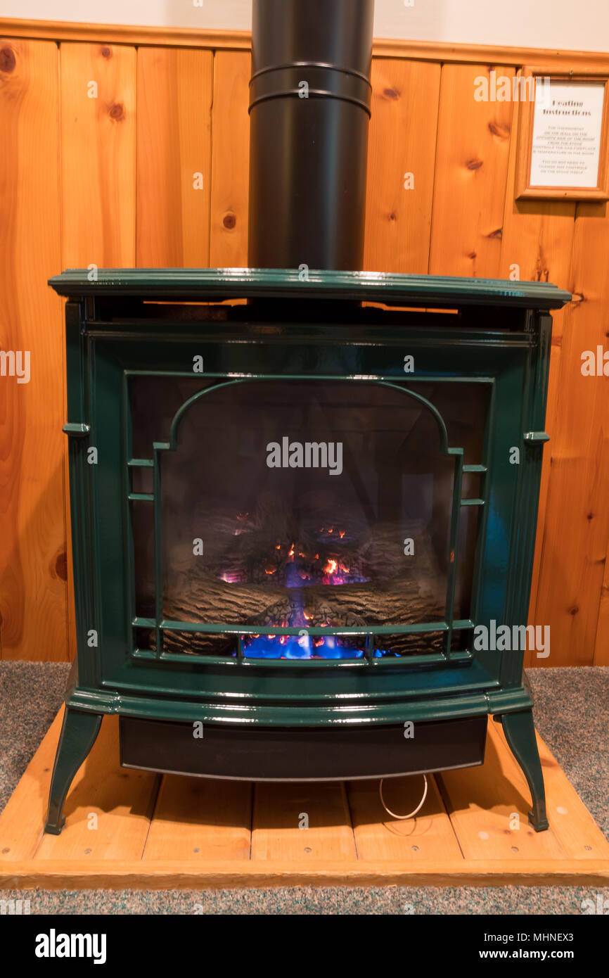 Estufa de gas propano chimenea en dormitorio Fotografía de stock - Alamy