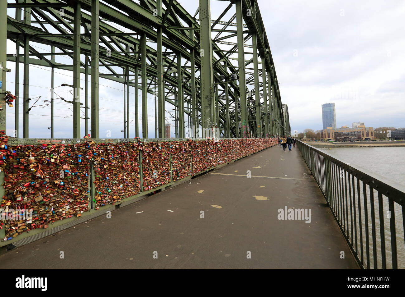 Candados del amor en el puente Hohenzollern Northrhine-Westfalia en Colonia, Alemania. Foto de stock