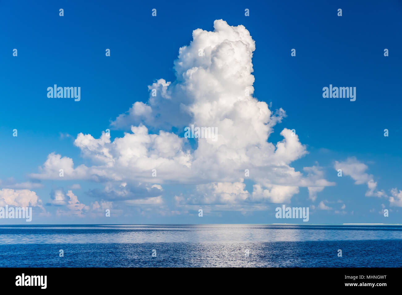 Bellas nubes encima del océano Foto de stock
