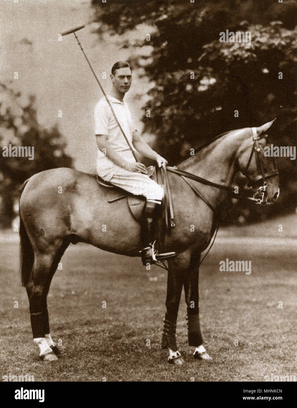 Alberto, duque de York (1895-1952) (posteriormente el Rey George VI) Jugar al Polo - posando sentado sobre su caballo favorito justo antes de tomar parte en este 'strenuous deporte". Fecha: 1923 Foto de stock