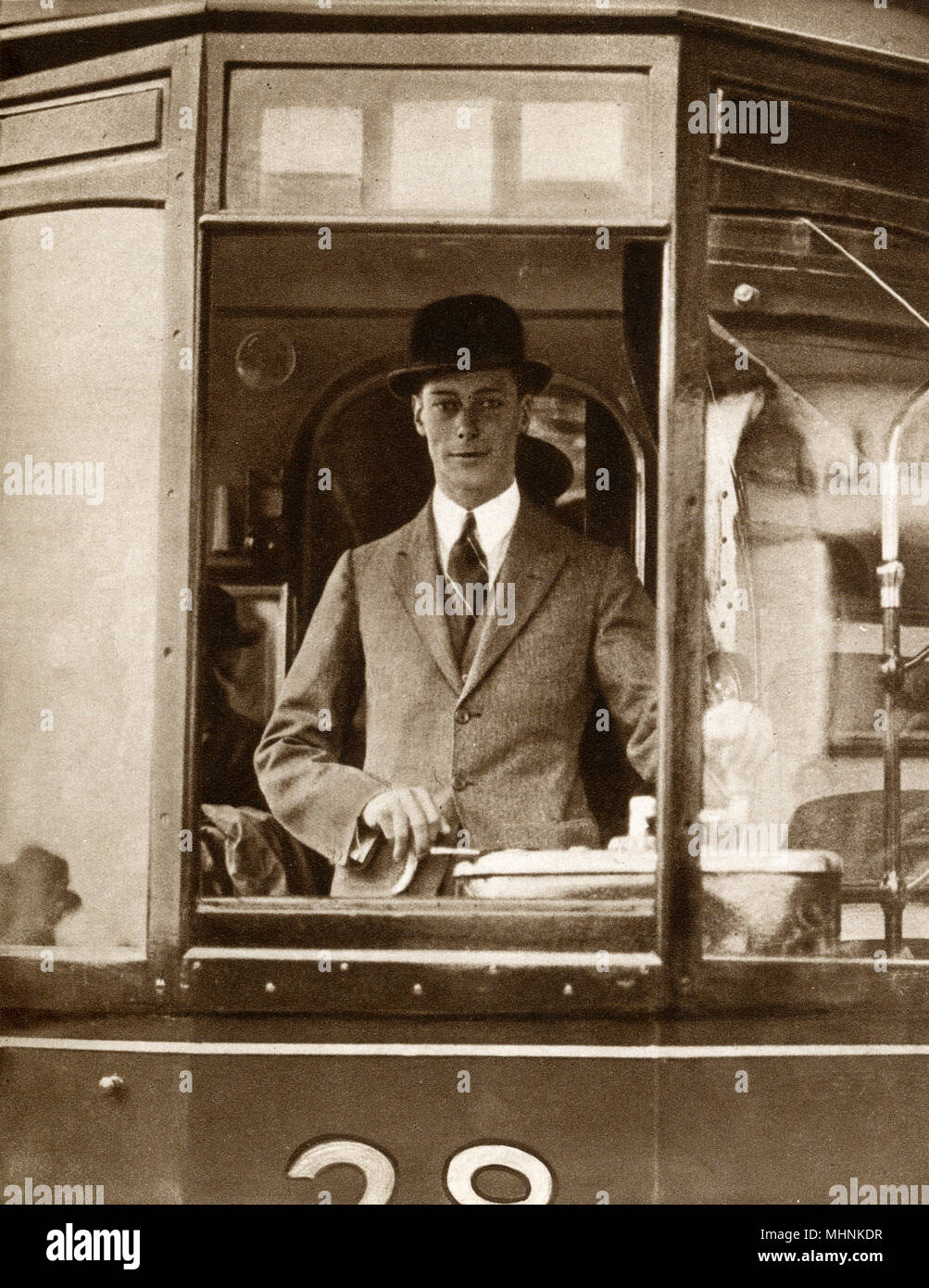 Alberto, duque de York (1895-1952) (más tarde el Rey Jorge VI), a los mandos de un tranvía de Glasgow, que conducía a más de una milla en el almacén! Fecha: 1924 Foto de stock