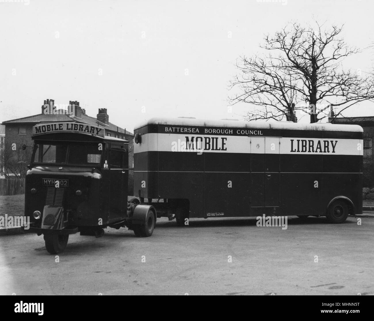 Battersea biblioteca móvil - más bien una maravillosa máquina compuesta de tres ruedas de cabina tirando del remolque que contiene la biblioteca. Fecha: 1950 Foto de stock