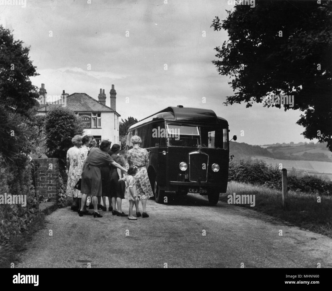 Línea de lectores entusiastas hasta entrar en una biblioteca móvil en una aldea rural no identificado en la década de 1950. Fecha: 1950 Foto de stock