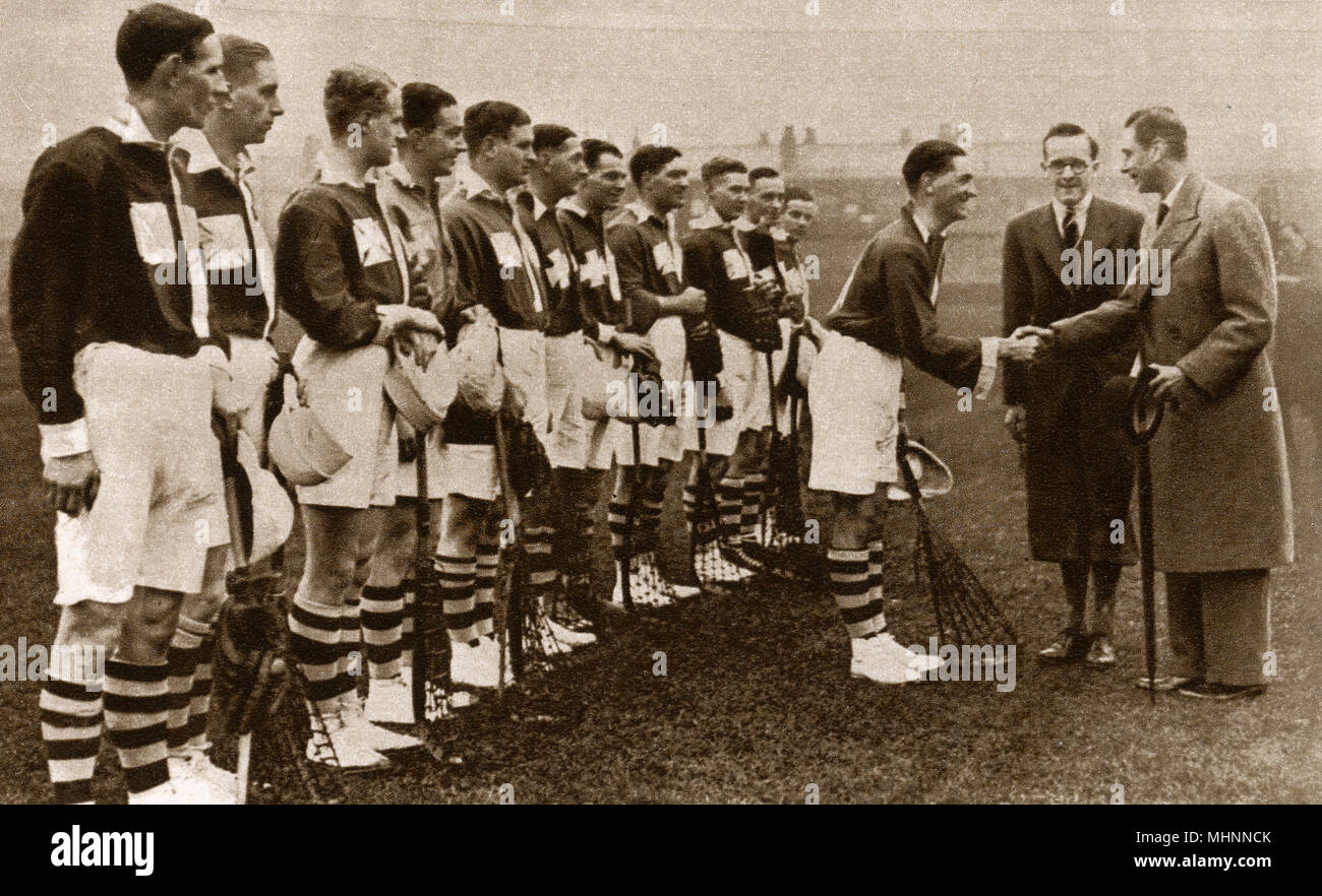 Alberto, duque de York (más tarde el Rey George VI, 1895-1952) se da la mano con los equipos de Lacrosse (Cheadle Hulme y la Universidad de Manchester) - Manchester, octubre de 1934. Fecha: 1934 Foto de stock