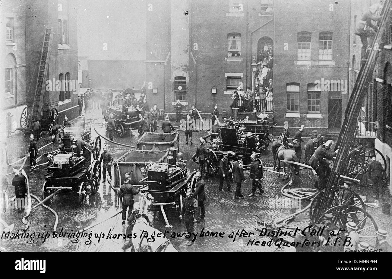 La Brigada de Bomberos de Londres, Southwark HQ, Londres -- que componen y criar caballos para escapar a casa después de llamar a la sede del distrito. Fecha: circa 1905 Foto de stock