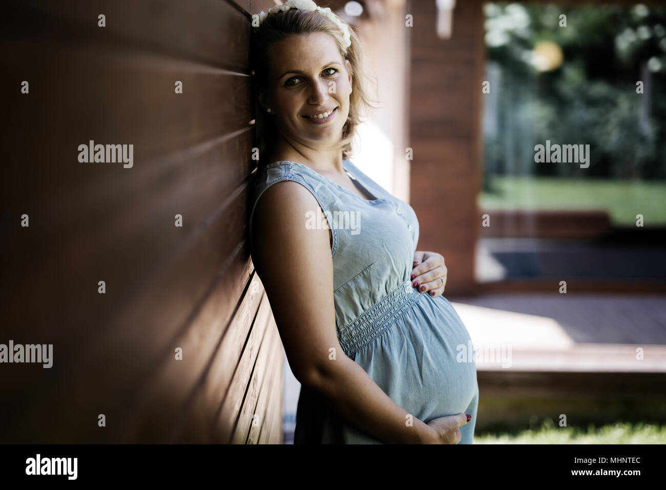 Rubia hermosa mujer embarazada Foto de stock
