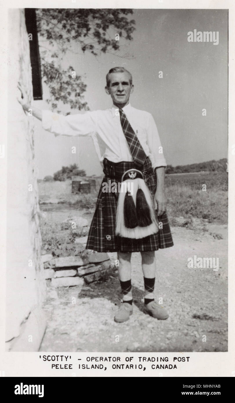 Scotty, Trading Post operador, Pelee Island, el Lago Erie, Ontario, Canadá, en falda y sporran, tartan y otros pertrechos. Fecha: circa 1930 Foto de stock