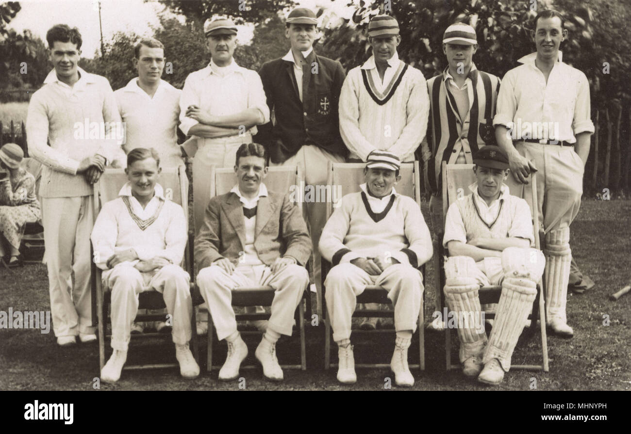 Foto de grupo, el club de cricket de jugadores. Fecha: 1932 Foto de stock