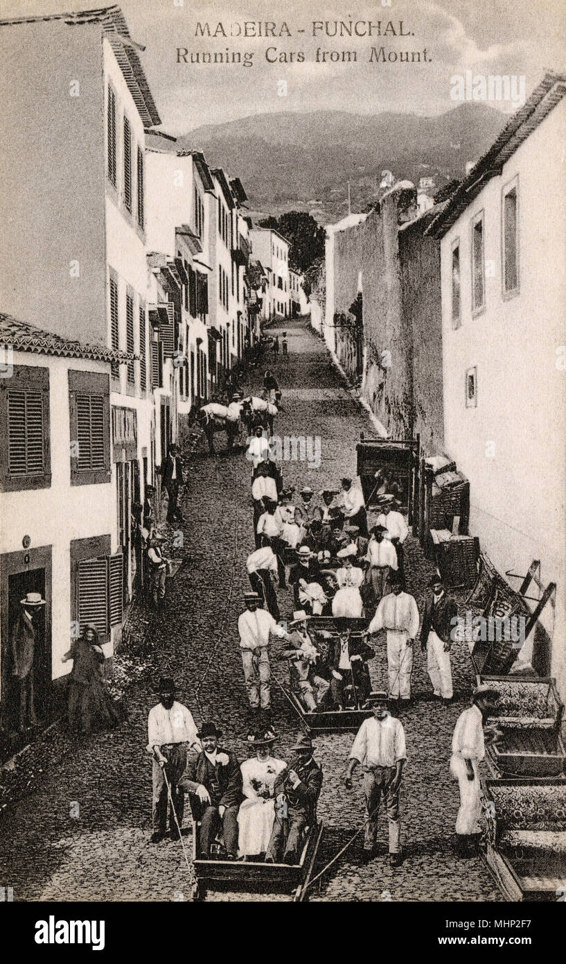 Escena de una calle con coches de turismo en Funchal, Madeira, bajando la pendiente desde la parte superior a la inferior. Fecha: circa 1910 Foto de stock