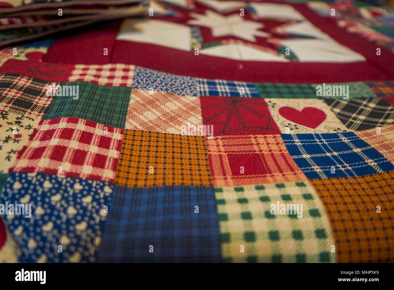 Cerca de patrón, manta casera con buena combinación de colores fabricados  con parches colocados sobre los muebles teqnique Fotografía de stock - Alamy