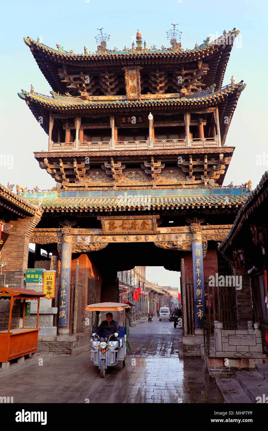 Torre de la ciudad / Torre de mercado a lo largo de la calle Ming-Qing, antigua ciudad de Pingyao, en la provincia china de Shanxi Foto de stock