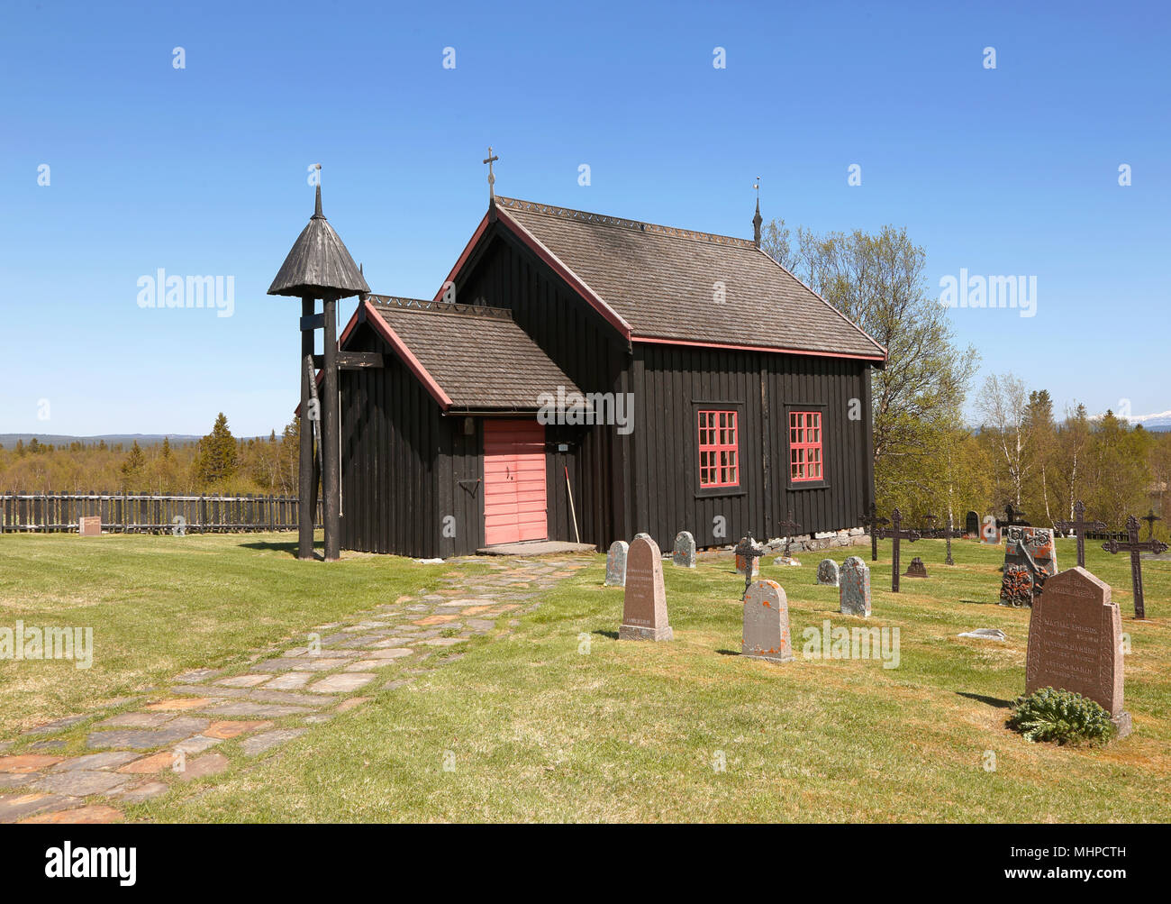 Handol, Suecia - 27 de mayo de 2014: Handol capilla, edificio de la iglesia en madera y cementerio perteneciente a la comunidad religiosa de la Iglesia Sueca. Foto de stock