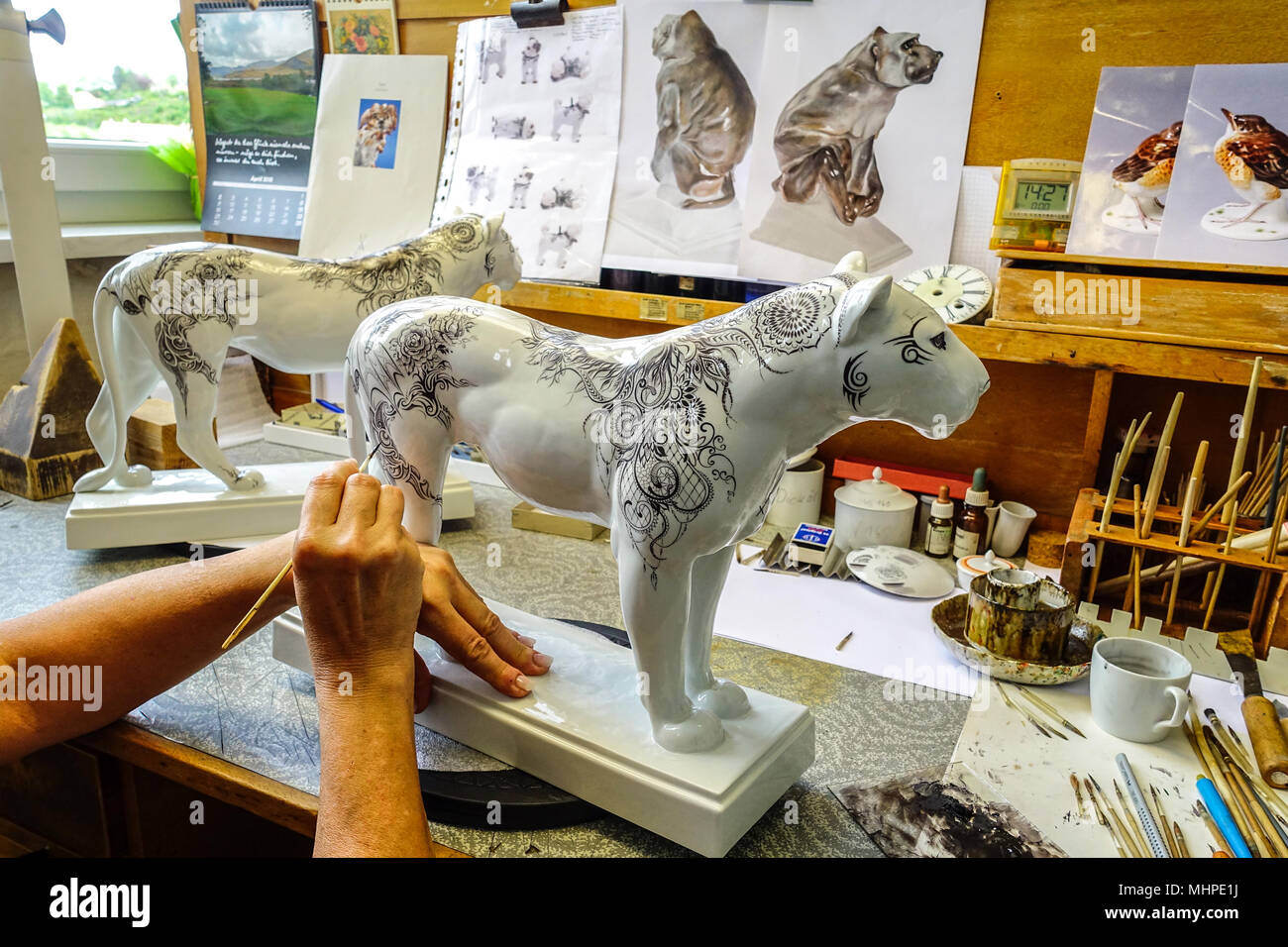 Fábrica de figuras de porcelana de Meissen, decorar animales de porcelana, taller de arte de Sajonia, manufactura de Meissen Alemania Foto de stock