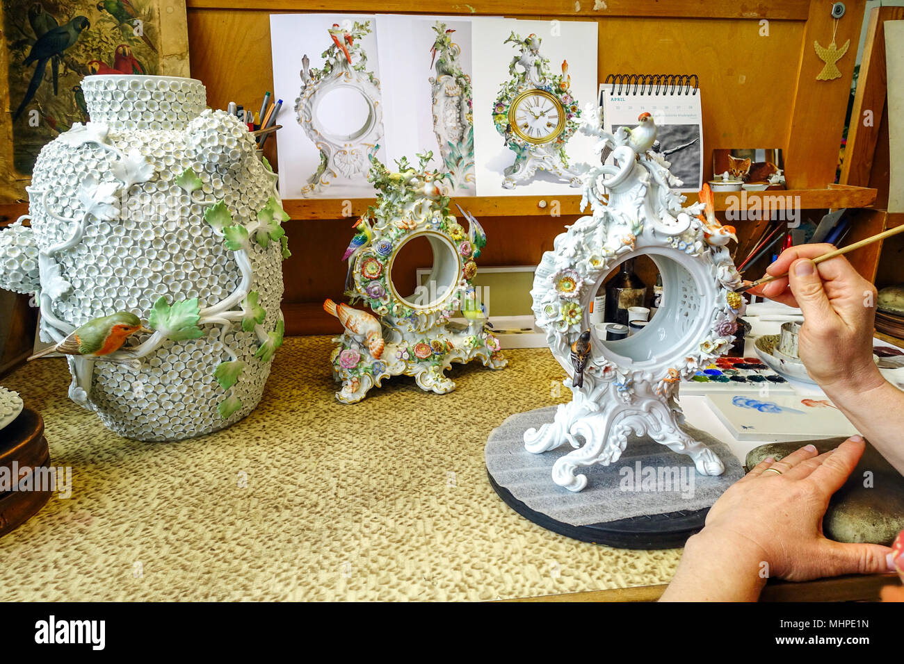 Fábrica de porcelana Meissen, mujer trabajando en el taller de arte, Sajonia, Meissen Alemania Pintura reloj Foto de stock