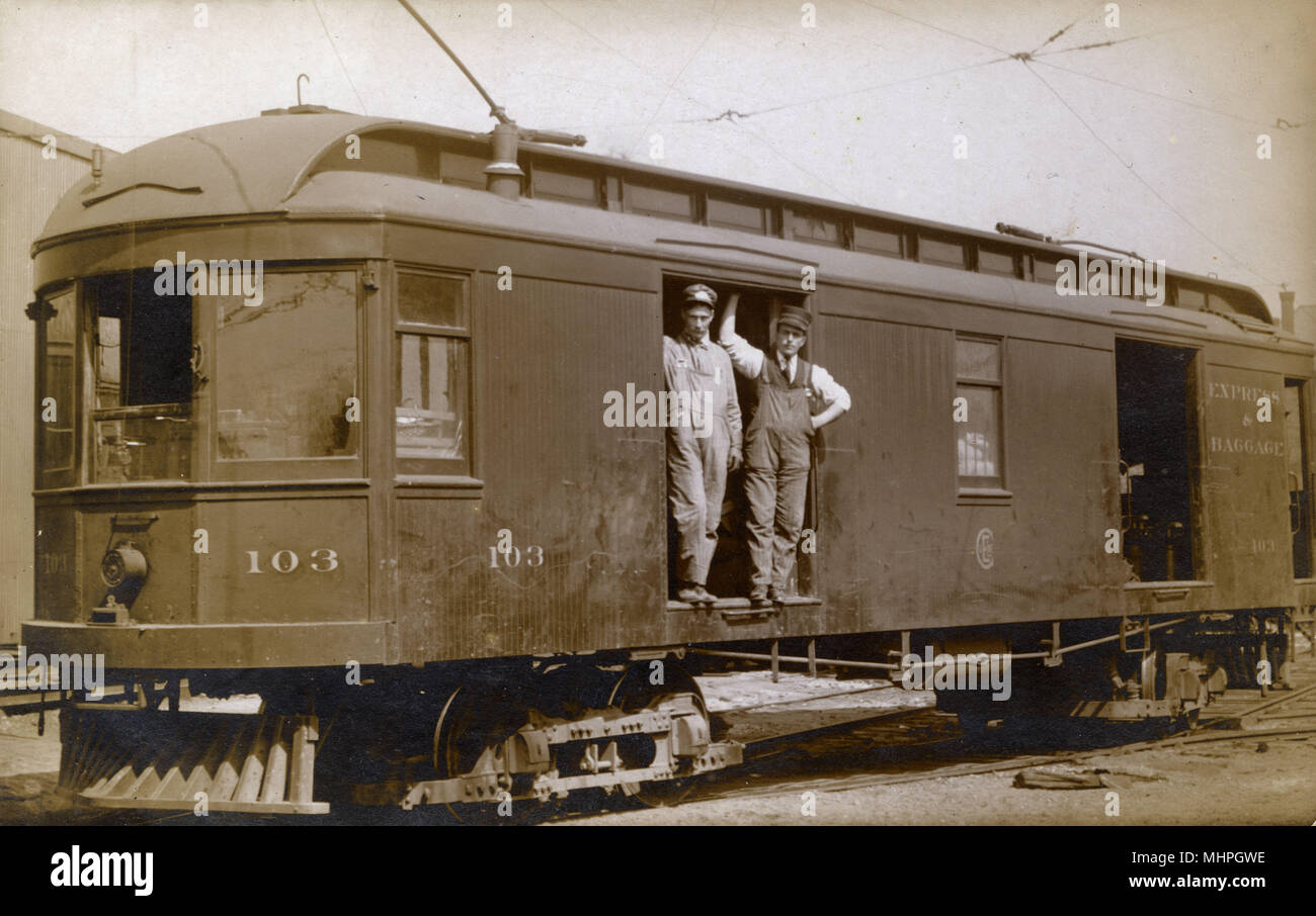Icono de locomotora, Express &Amp; Coche de equipajes, en el Chicago &Amp; línea de Evanston, Illinois, EE.UU., con conductor y compañero del conductor. Fecha: circa 1910 Foto de stock