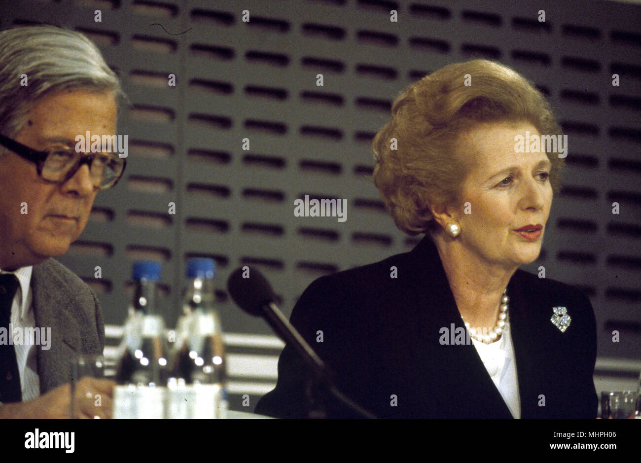 Margaret Thatcher (Primer Ministro británico) y Geoffrey Howe (Secretario de Relaciones Exteriores) en una conferencia de prensa en Londres, poco después de una visita importante por Mikhail Gorbachev, Presidente ruso. Fecha: circa 1984 Foto de stock