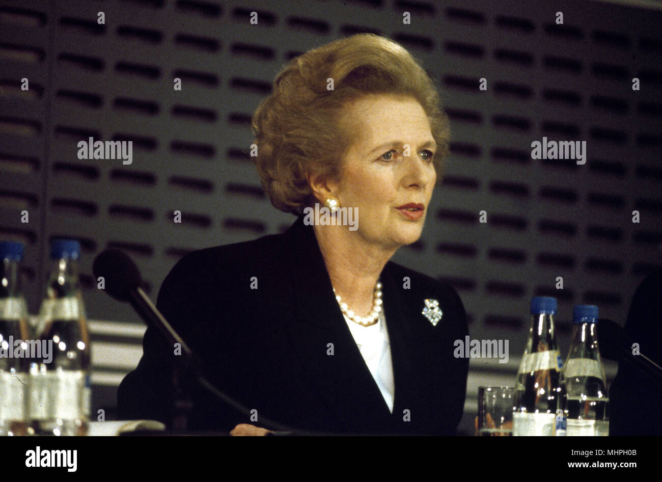 Margaret Thatcher, el Primer Ministro británico, en una conferencia de prensa en Londres, poco después de una visita importante por Mikhail Gorbachev, Presidente ruso. Fecha: circa 1984 Foto de stock
