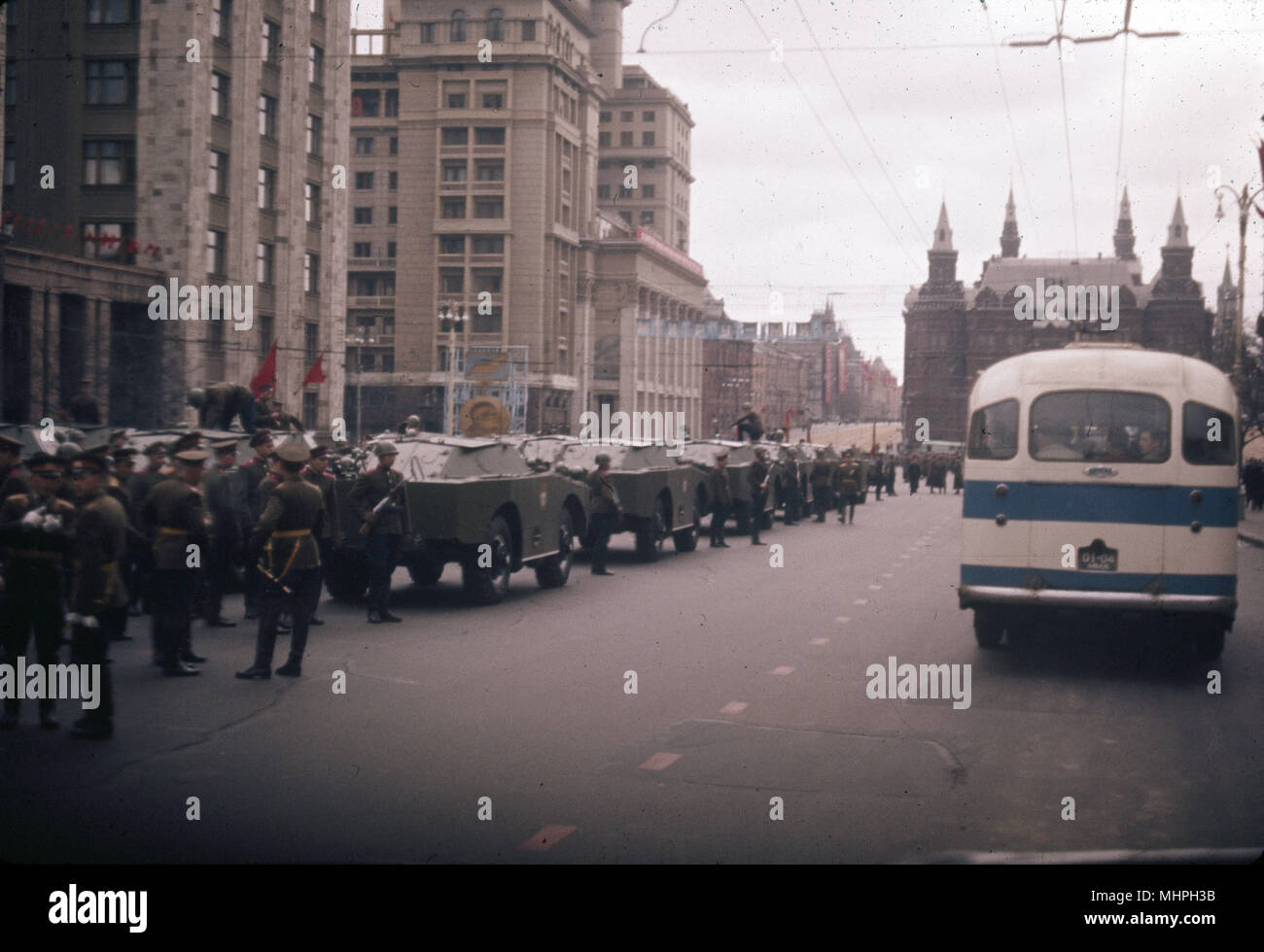 Escena callejera el día de mayo, Plaza Roja, Moscú, URSS Foto de stock