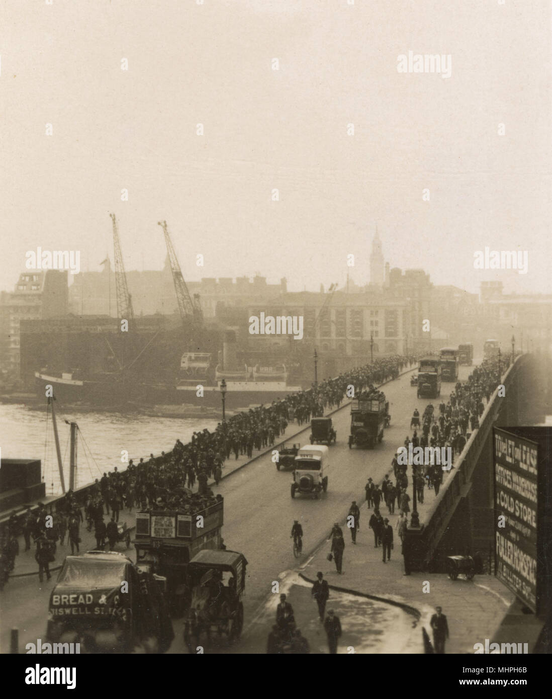 Escena de madrugada, con los peatones y el tráfico que cruza el Puente de Londres, la ciudad de Londres. Fecha: circa 1930 Foto de stock