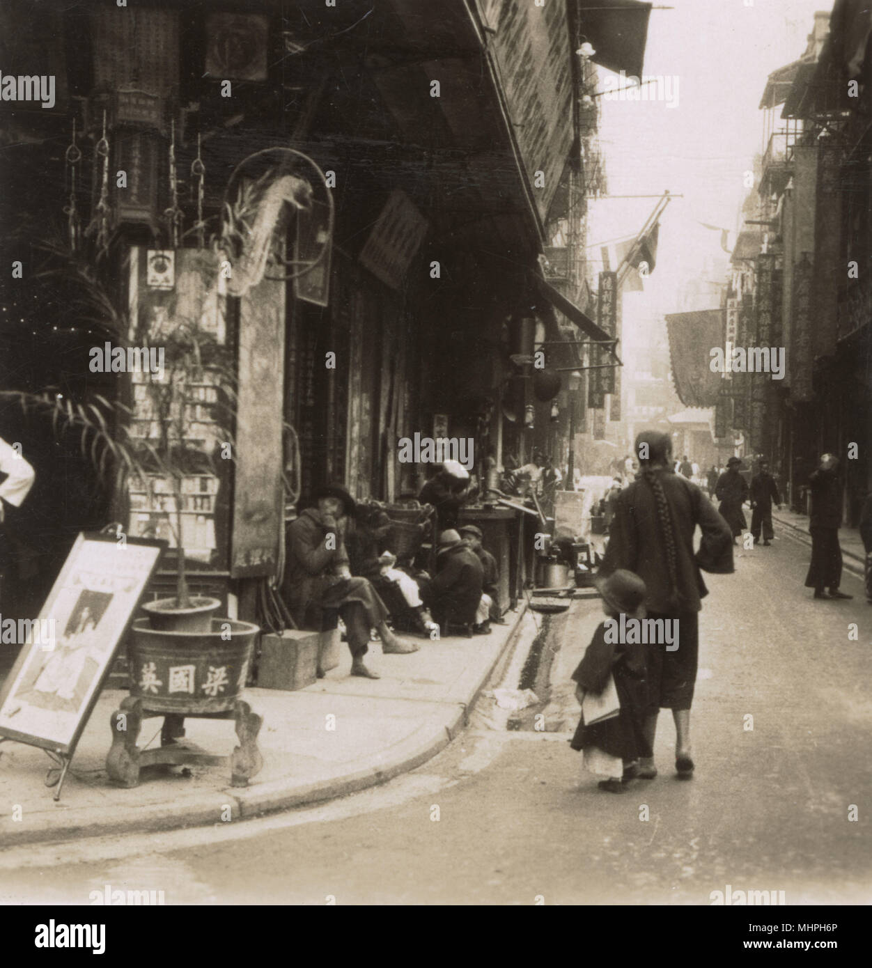 Calle en el Barrio Chino, Hong Kong, China. Fecha: circa 1930 Foto de stock