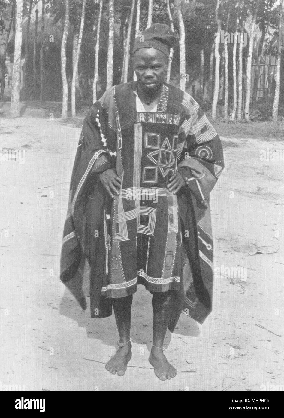 SIERRA LEONA. A Mende jefe; tejidas a mano de algodón bordado 1900 impresión antigua Foto de stock