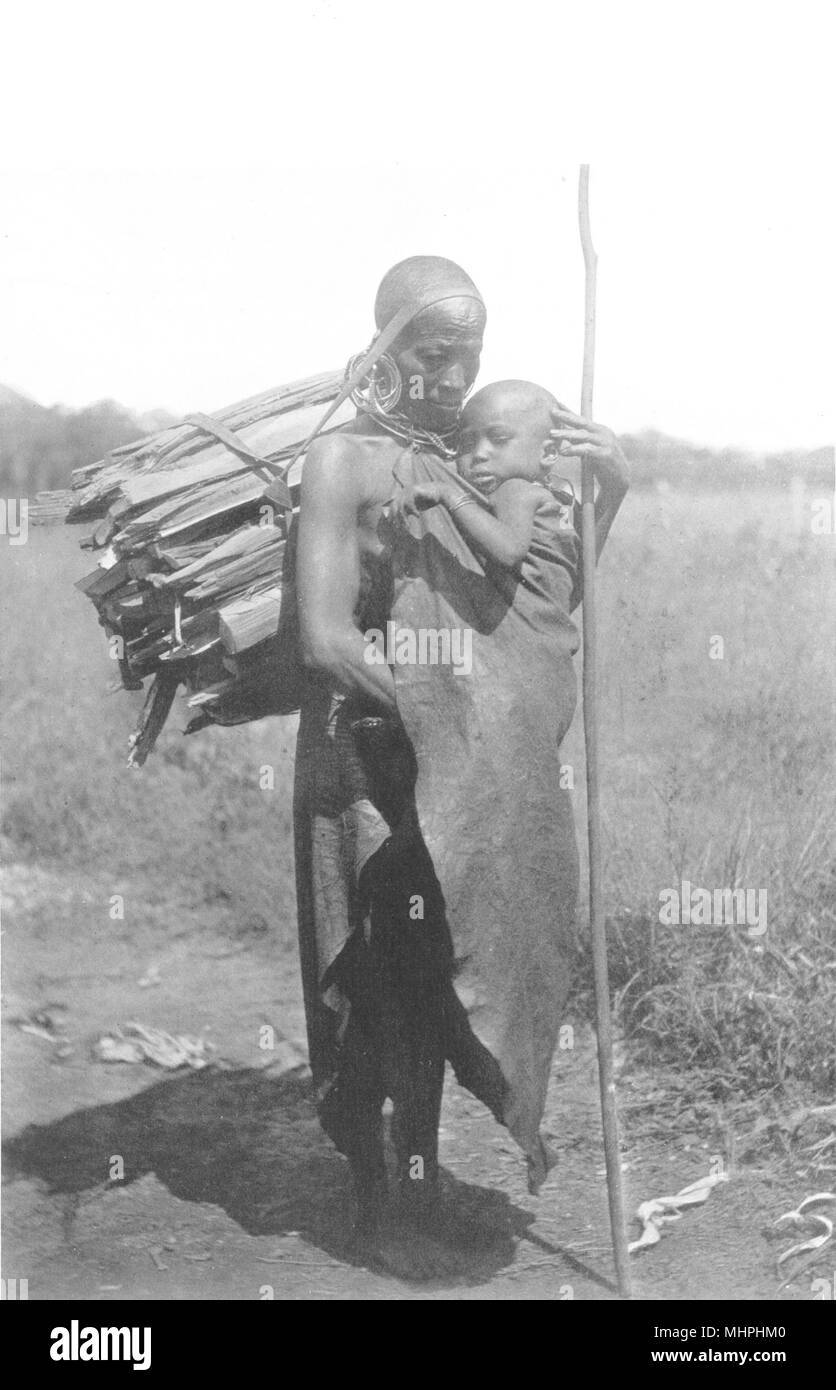 KENYA. Una mujer; Kikuyu de África Oriental Británica (Kenia) 1900 impresión antigua Foto de stock