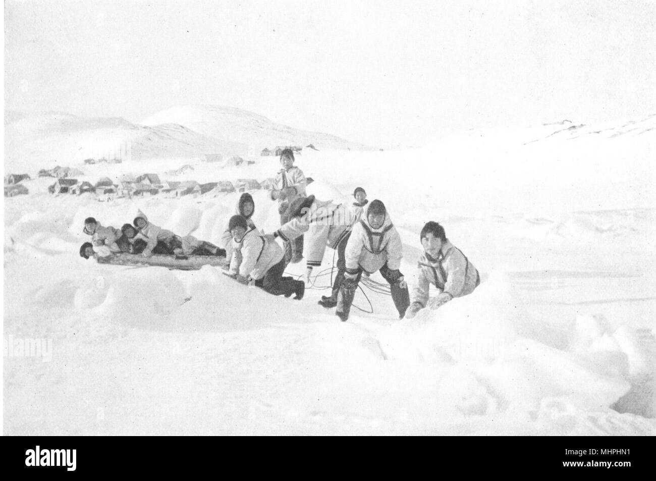 Ártico. América del Ártico. Juegos del muchacho; los esquimales. Trineo tirado por muchachos 1900 imprimir Foto de stock