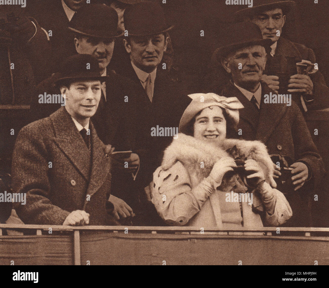 El Rey George VI y la Reina Elizabeth. Compartir un chiste en Aintree 1937 impresión antigua Foto de stock