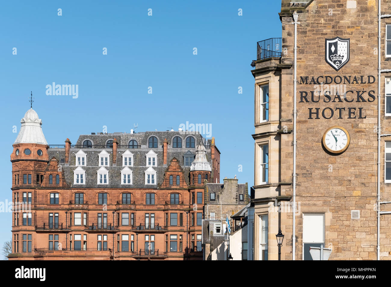 Edificio de apartamentos de lujo Grand Hamilton y Rusacks Hotel junto al hoyo 18 y en el Old Course de St Andrews, Fife, Escocia, Reino Unido. Foto de stock