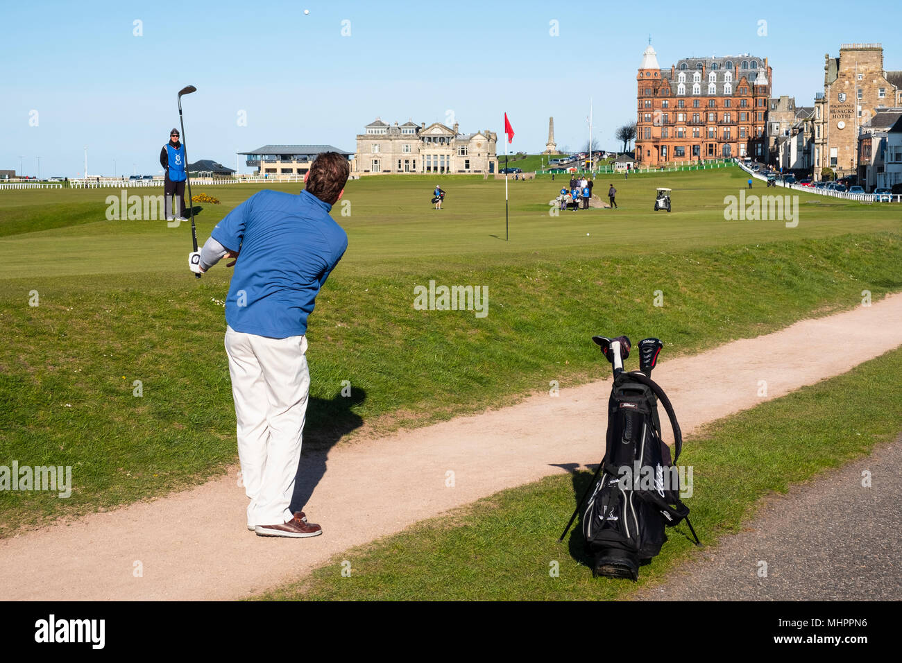Vista de la verde en el 17º hoyo o Road Hole en el Old Course de St Andrews, Fife, Escocia, Reino Unido. Foto de stock