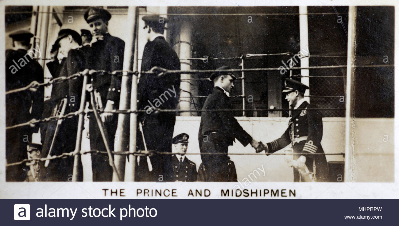 El Príncipe de Gales, luego Rey Eduardo VIII, diciendo adiós a los cadetes de H.M.S. Fama después de una de sus giras 1920 Foto de stock