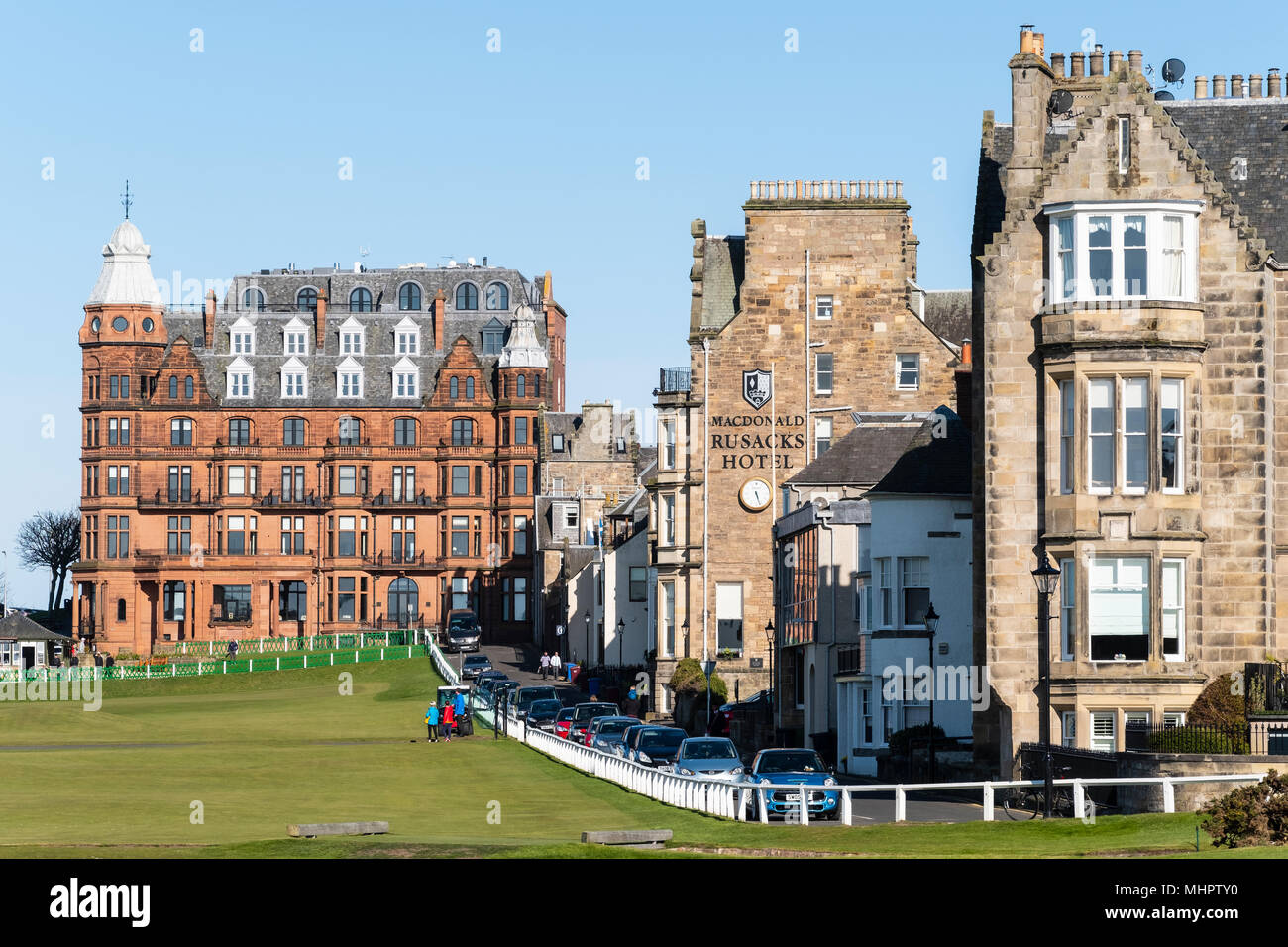 Vista exterior del edificio de apartamentos y Hamilton Grand Hotel Rusacks sobre 18 hoyos al lado del Old Course de St Andrews, Fife, Escocia, Reino Unido. Foto de stock