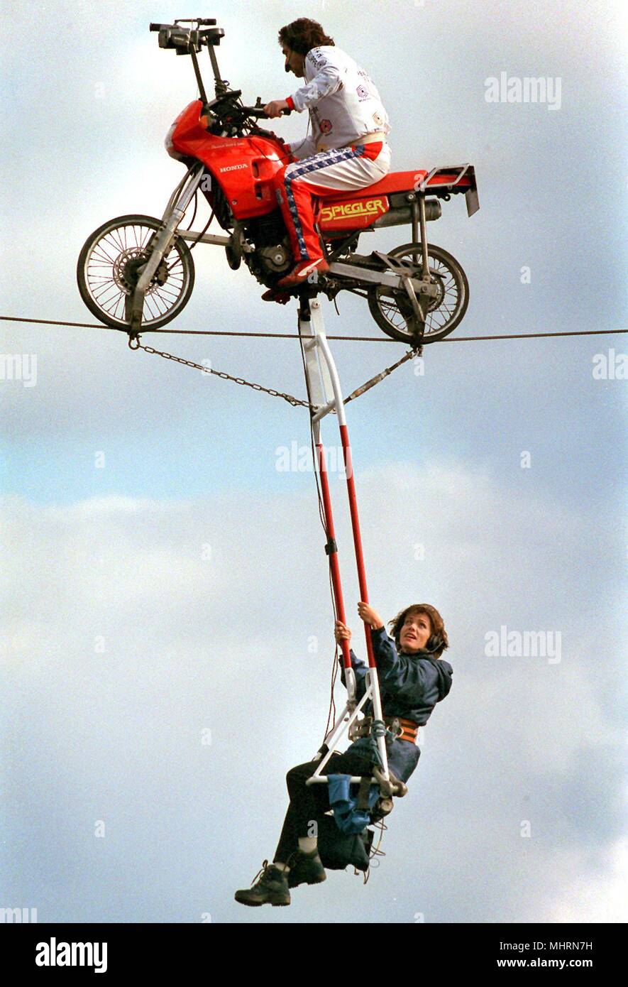Atrevido y libre de vértigo: El presentador de televisión, Birgit Schrowange está en la cuerda floja 8.5.1997 por el artista Johann Traber en la bicicleta, sentados en una 'sala' sentado en unos 25 metros de altura en Breisach del francés en el lado alemán del Rin. El espectacular acto de equilibrio se registró para el RTL mostrar 'la vida, el deseo de vivir" (emisión de 20.6.1997). Uso | en todo el mundo Foto de stock