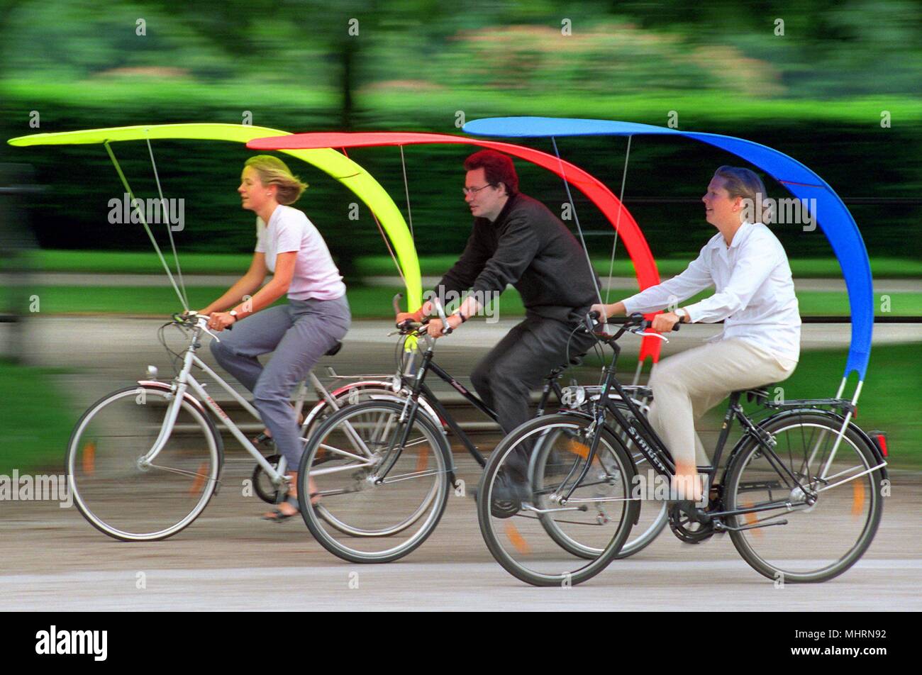 Allride' es el nombre de esta colorida novedad para los ciclistas, que se ensayará el 11.6.1999 en Munich por Petra, Andre Ines. Una construcción de bastidor elástico, estirado sobre bicicleta