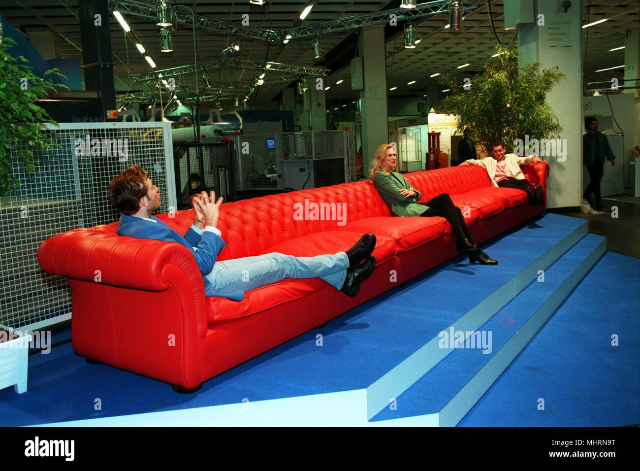 Este de 7.38 metros de largo sofá de cuero rojo brillante, que actualmente  es un ojo-colector en el mobiliario feria Interzum, ofrece espacio para una  familia grande. El sofá, según el fabricante