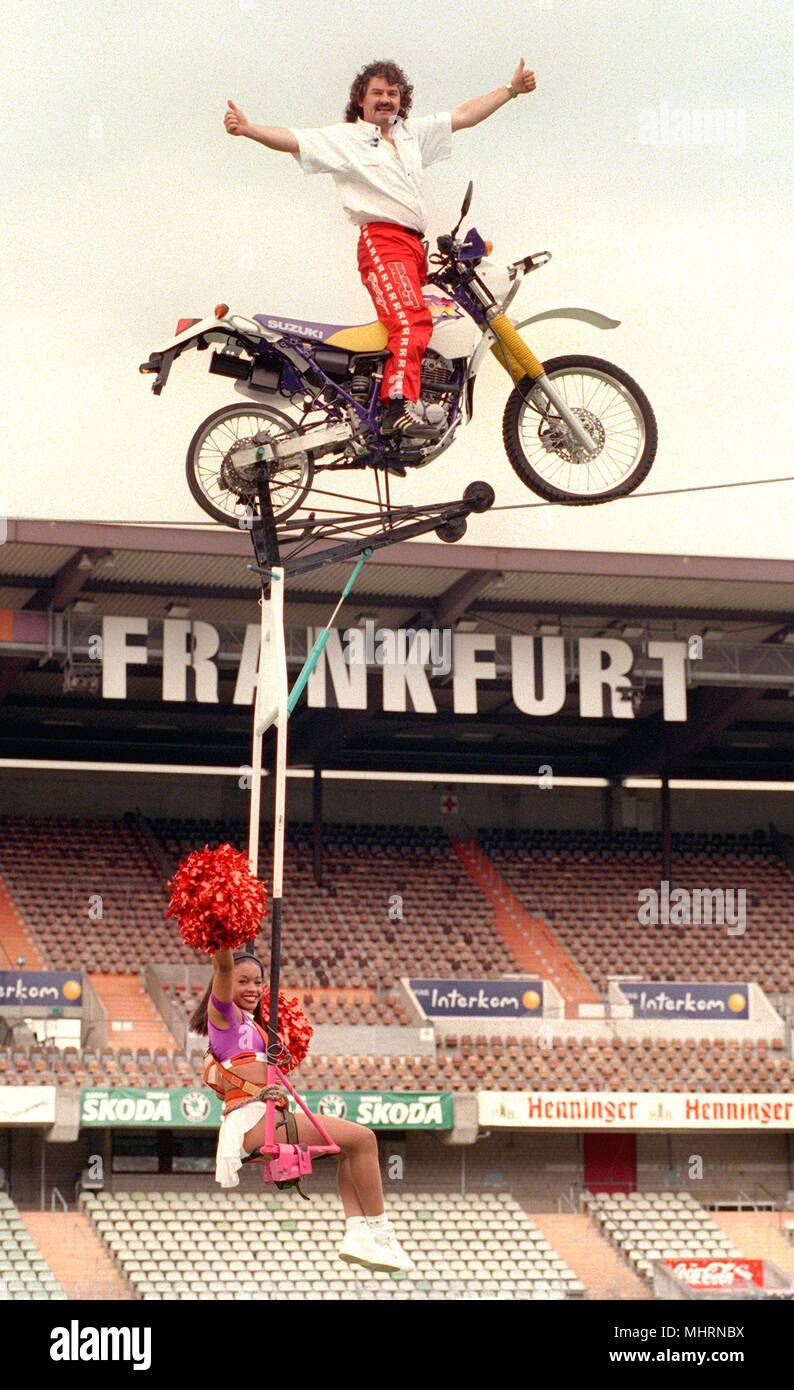 El artista Falko Traber saldos de 20.5.1999 durante una prueba de conducción en el Waldstadion de Frankfurt con su moto especial sobre una cuerda floja en que se asienta sobre un trapecio Nasseria animadora de la galaxia. El alto-wire act será mostrado el 22 de mayo en la apertura del partido de fútbol americano Frankfurt Galaxy versus la Scottish Claymores. Uso | en todo el mundo Foto de stock