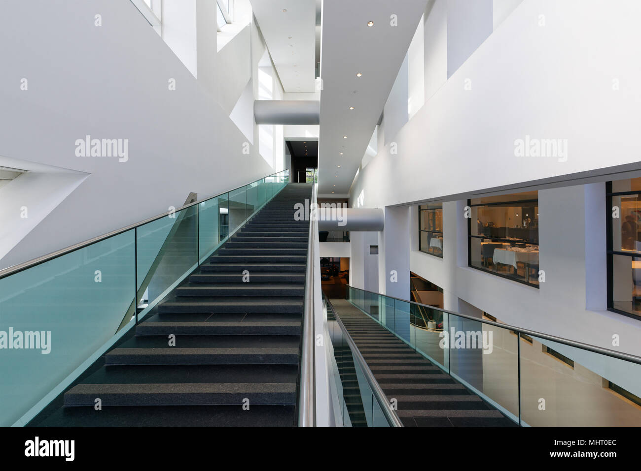 La arquitectura moderna escalera interior del Museo de Bellas Artes de Montreal Foto de stock
