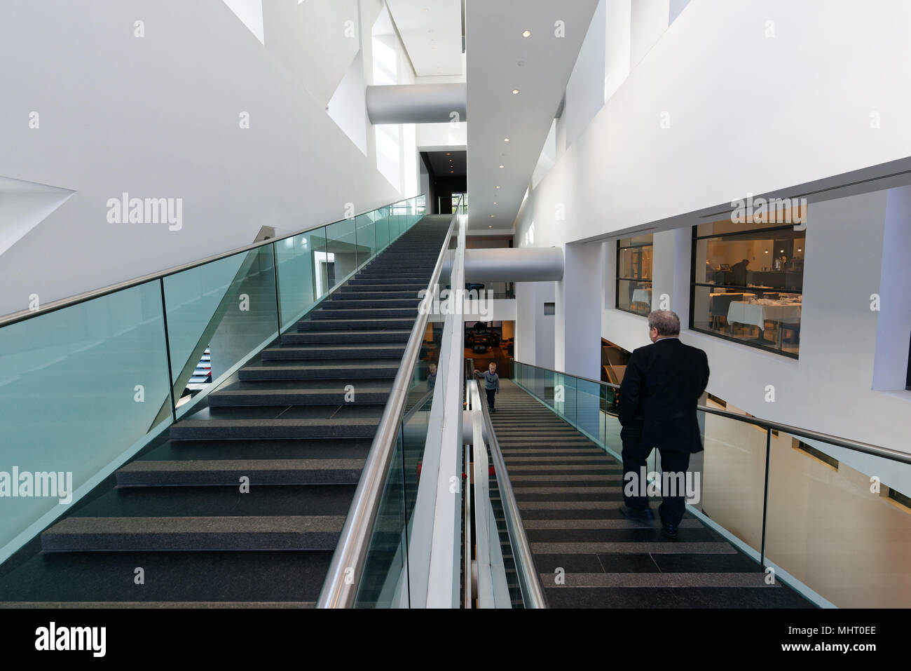 La arquitectura moderna escalera interior del Museo de Bellas Artes de Montreal Foto de stock