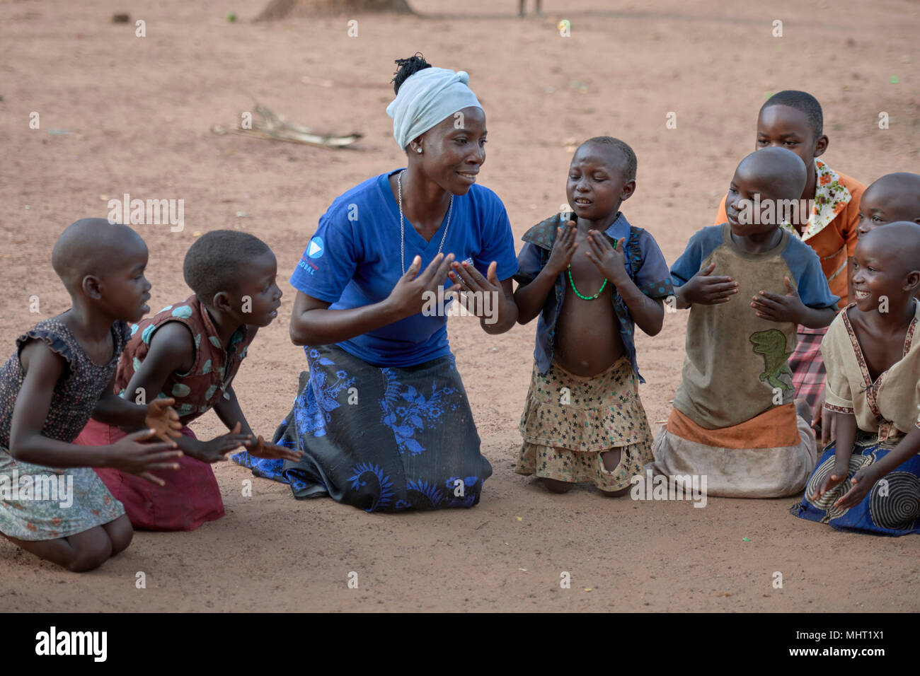 Un educador de la YWCA juegan con los niños desplazados por el conflicto armado en el sur de Sudán. Foto de stock