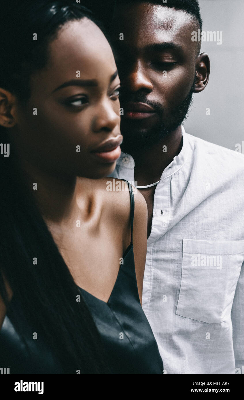 Elegante retrato de joven pareja afroamericana sobre fondo blanco. Foto de stock