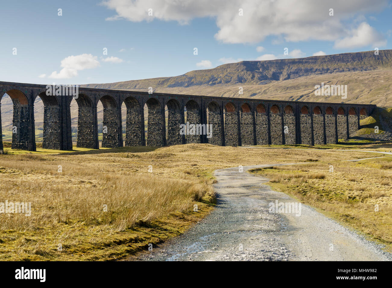 La Ribblehead Viaduct y del camino que conduce a ella. Foto de stock