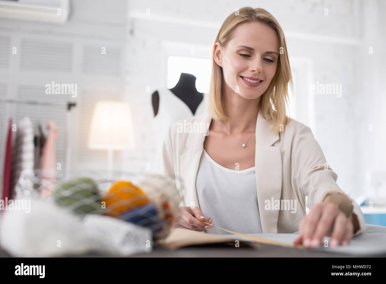 Modista imparte longitud femenino atractivo Foto de stock